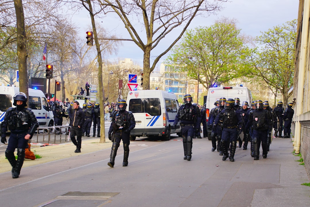 Illustration pour l'article : PM dément la « police à deux vitesses » et tacle Farage
